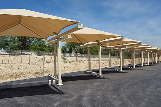 Instalacija Shade Structures duž plaže.